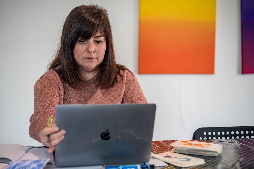 Thérèse-Marie rossi devant son ordinateur