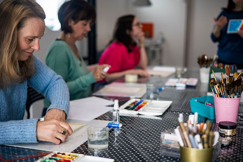 Le groupe Créactive qui est autour de la table de création et font de la peinture