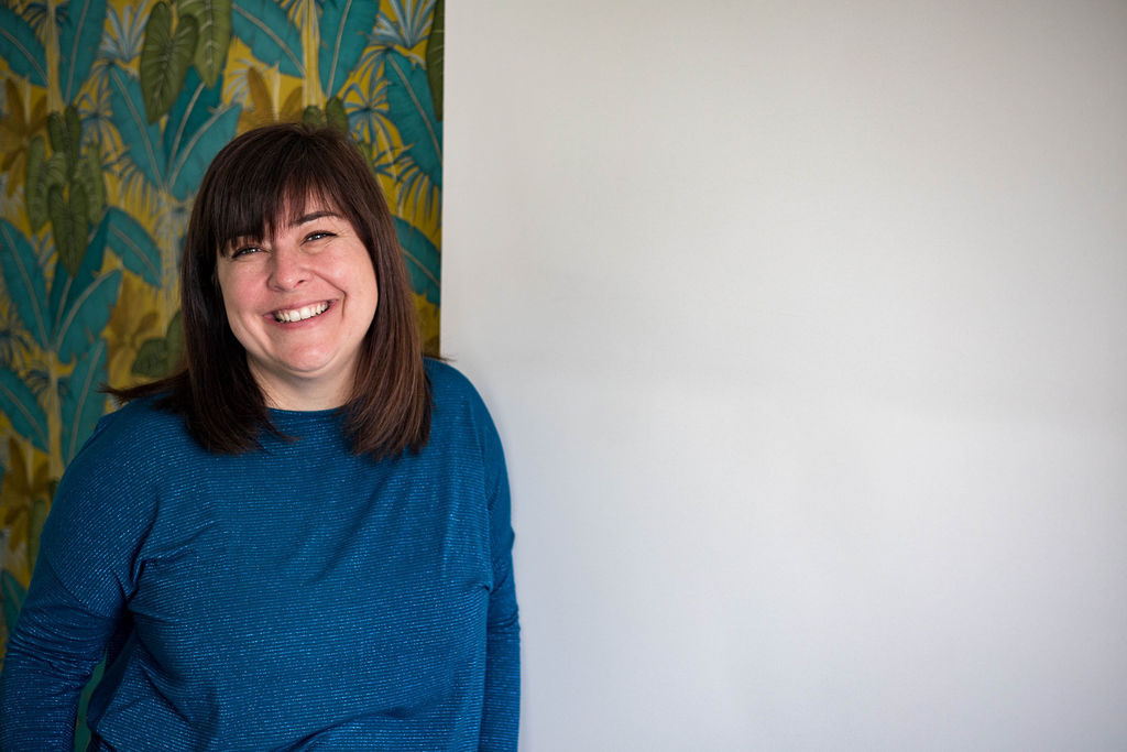 Portrait de Thérèse-Marie Rossi, artiste, art-thérapeute et accompagnante créative à Mons
