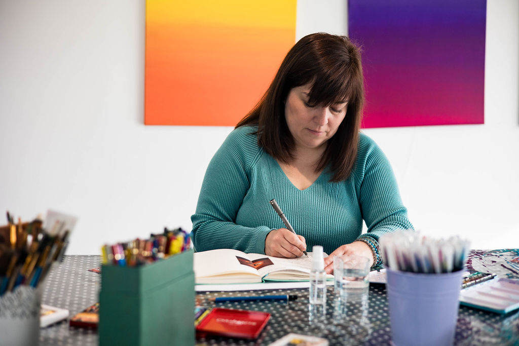 Portrait de Thérèse-Marie Rossi, artiste, art-thérapeute et accompagnante créative à Mons