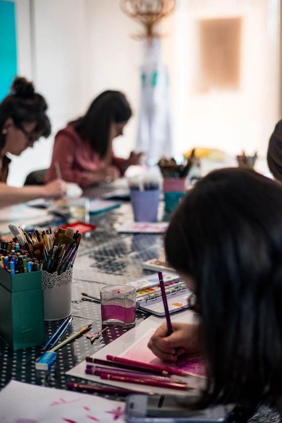 Le groupe des Créactive qui dessinent et peignent autour de la table